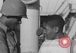 Image Des soldats afro-américains attachent un appareil lumineux Europe, 1944, de la seconde 9 séquences d'archives historiques vidéo 65675079533