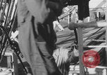 Image Des soldats afro-américains attachent un appareil lumineux Europe, 1944, de la seconde 13 séquences d'archives historiques vidéo 65675079533