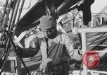 Image Des soldats afro-américains attachent un appareil lumineux Europe, 1944, de la seconde 14 séquences d'archives historiques vidéo 65675079533