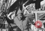 Image Des soldats afro-américains attachent un appareil lumineux Europe, 1944, de la seconde 17 séquences d'archives historiques vidéo 65675079533