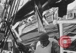 Image Des soldats afro-américains attachent un appareil lumineux Europe, 1944, de la seconde 19 séquences d'archives historiques vidéo 65675079533
