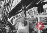 Image Des soldats afro-américains attachent un appareil lumineux Europe, 1944, de la seconde 20 séquences d'archives historiques vidéo 65675079533