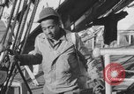 Image Des soldats afro-américains attachent un appareil lumineux Europe, 1944, de la seconde 25 séquences d'archives historiques vidéo 65675079533