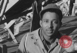 Image Des soldats afro-américains attachent un appareil lumineux Europe, 1944, de la seconde 27 séquences d'archives historiques vidéo 65675079533