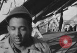 Image Des soldats afro-américains attachent un appareil lumineux Europe, 1944, de la seconde 28 séquences d'archives historiques vidéo 65675079533