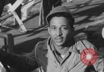 Image Des soldats afro-américains attachent un appareil lumineux Europe, 1944, de la seconde 29 séquences d'archives historiques vidéo 65675079533