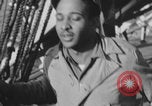 Image Des soldats afro-américains attachent un appareil lumineux Europe, 1944, de la seconde 30 séquences d'archives historiques vidéo 65675079533