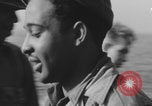 Image Des soldats afro-américains attachent un appareil lumineux Europe, 1944, de la seconde 33 séquences d'archives historiques vidéo 65675079533