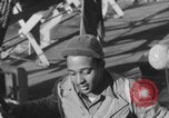 Image Des soldats afro-américains attachent un appareil lumineux Europe, 1944, de la seconde 34 séquences d'archives historiques vidéo 65675079533
