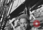 Image Des soldats afro-américains attachent un appareil lumineux Europe, 1944, de la seconde 35 séquences d'archives historiques vidéo 65675079533