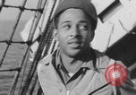 Image Des soldats afro-américains attachent un appareil lumineux Europe, 1944, de la seconde 36 séquences d'archives historiques vidéo 65675079533