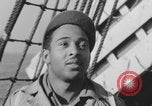 Image Des soldats afro-américains attachent un appareil lumineux Europe, 1944, de la seconde 37 séquences d'archives historiques vidéo 65675079533