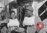 Image Des soldats afro-américains attachent un appareil lumineux Europe, 1944, de la seconde 43 séquences d'archives historiques vidéo 65675079533