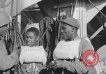 Image Des soldats afro-américains attachent un appareil lumineux Europe, 1944, de la seconde 44 séquences d'archives historiques vidéo 65675079533