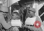 Image Des soldats afro-américains attachent un appareil lumineux Europe, 1944, de la seconde 45 séquences d'archives historiques vidéo 65675079533