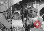 Image Des soldats afro-américains attachent un appareil lumineux Europe, 1944, de la seconde 46 séquences d'archives historiques vidéo 65675079533
