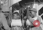 Image Des soldats afro-américains attachent un appareil lumineux Europe, 1944, de la seconde 47 séquences d'archives historiques vidéo 65675079533