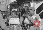 Image Des soldats afro-américains attachent un appareil lumineux Europe, 1944, de la seconde 48 séquences d'archives historiques vidéo 65675079533