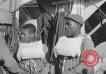 Image Des soldats afro-américains attachent un appareil lumineux Europe, 1944, de la seconde 50 séquences d'archives historiques vidéo 65675079533
