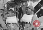 Image Des soldats afro-américains attachent un appareil lumineux Europe, 1944, de la seconde 51 séquences d'archives historiques vidéo 65675079533