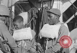 Image Des soldats afro-américains attachent un appareil lumineux Europe, 1944, de la seconde 52 séquences d'archives historiques vidéo 65675079533