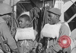 Image Des soldats afro-américains attachent un appareil lumineux Europe, 1944, de la seconde 53 séquences d'archives historiques vidéo 65675079533