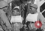 Image Des soldats afro-américains attachent un appareil lumineux Europe, 1944, de la seconde 54 séquences d'archives historiques vidéo 65675079533