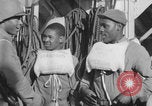 Image Des soldats afro-américains attachent un appareil lumineux Europe, 1944, de la seconde 55 séquences d'archives historiques vidéo 65675079533