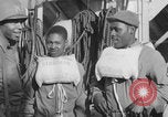 Image Des soldats afro-américains attachent un appareil lumineux Europe, 1944, de la seconde 56 séquences d'archives historiques vidéo 65675079533