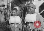 Image Des soldats afro-américains attachent un appareil lumineux Europe, 1944, de la seconde 57 séquences d'archives historiques vidéo 65675079533