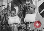 Image Des soldats afro-américains attachent un appareil lumineux Europe, 1944, de la seconde 58 séquences d'archives historiques vidéo 65675079533