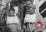 Image Des soldats afro-américains attachent un appareil lumineux Europe, 1944, de la seconde 59 séquences d'archives historiques vidéo 65675079533