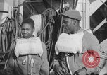 Image Des soldats afro-américains attachent un appareil lumineux Europe, 1944, de la seconde 60 séquences d'archives historiques vidéo 65675079533