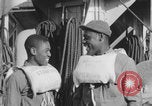 Image Des soldats afro-américains attachent un appareil lumineux Europe, 1944, de la seconde 61 séquences d'archives historiques vidéo 65675079533