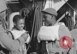 Image Des soldats afro-américains attachent un appareil lumineux Europe, 1944, de la seconde 62 séquences d'archives historiques vidéo 65675079533