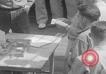 Image Les soldats américains reçoivent un salaire en espèces Japon, 1945, de la seconde 3 séquences d'archives historiques vidéo 65675079538
