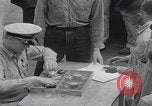 Image Les soldats américains reçoivent un salaire en espèces Japon, 1945, de la seconde 10 séquences d'archives historiques vidéo 65675079538