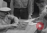 Image Les soldats américains reçoivent un salaire en espèces Japon, 1945, de la seconde 11 séquences d'archives historiques vidéo 65675079538