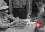 Image Les soldats américains reçoivent un salaire en espèces Japon, 1945, de la seconde 12 séquences d'archives historiques vidéo 65675079538