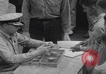 Image Les soldats américains reçoivent un salaire en espèces Japon, 1945, de la seconde 13 séquences d'archives historiques vidéo 65675079538