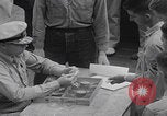 Image Les soldats américains reçoivent un salaire en espèces Japon, 1945, de la seconde 14 séquences d'archives historiques vidéo 65675079538