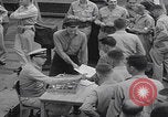 Image Les soldats américains reçoivent un salaire en espèces Japon, 1945, de la seconde 20 séquences d'archives historiques vidéo 65675079538