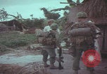 Standbild US-Soldaten sprechen mit vietnamesischen Männern Vietnam, 1967, aus Sekunde 9 historischem Filmmaterial Videoclip 65675079545