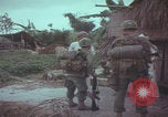 Standbild US-Soldaten sprechen mit vietnamesischen Männern Vietnam, 1967, aus Sekunde 10 historischem Filmmaterial Videoclip 65675079545