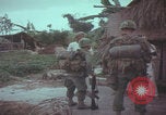 Standbild US-Soldaten sprechen mit vietnamesischen Männern Vietnam, 1967, aus Sekunde 11 historischem Filmmaterial Videoclip 65675079545