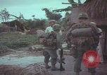 Standbild US-Soldaten sprechen mit vietnamesischen Männern Vietnam, 1967, aus Sekunde 12 historischem Filmmaterial Videoclip 65675079545