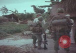 Standbild US-Soldaten sprechen mit vietnamesischen Männern Vietnam, 1967, aus Sekunde 14 historischem Filmmaterial Videoclip 65675079545