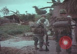 Standbild US-Soldaten sprechen mit vietnamesischen Männern Vietnam, 1967, aus Sekunde 16 historischem Filmmaterial Videoclip 65675079545