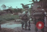 Standbild US-Soldaten sprechen mit vietnamesischen Männern Vietnam, 1967, aus Sekunde 17 historischem Filmmaterial Videoclip 65675079545