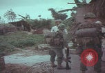 Standbild US-Soldaten sprechen mit vietnamesischen Männern Vietnam, 1967, aus Sekunde 18 historischem Filmmaterial Videoclip 65675079545